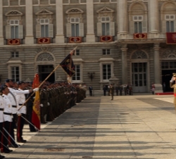 Su Majestad el Rey saluda a la bandera